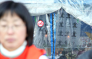 김소연, 박근혜·문재인에 고공농성자 긴급조치 제안