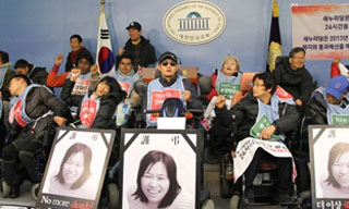 전장연, 국회 정론관 점거…\”새누리당은 장애인의 죽음에 답하라\”
