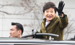 박근혜의 이미지정치, “쌩얼”은 어디에?