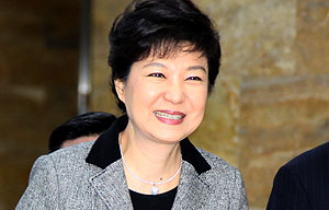 박근혜 “시장경제질서 확립”에 드러난 MB의 그림자