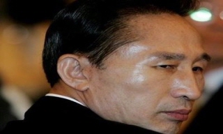 이명박 전 대통령, 퇴임 열흘만에 배임혐의 고발당해