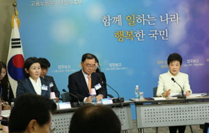 인사 참사 3줄짜리 대독 사과문에 “대통령 직접 사과”