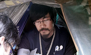 유성기업 지회장, 건강악화 151일 고공농성 중단