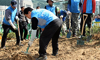 쌍용차 대한문 강제 철거한 중구청·경찰 고소당해