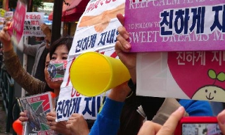 일본 극우 바람, 혐한 시위와 인종차별 반대 시위 팽팽