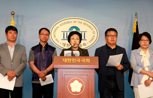 ‘손님은 왕’에 멍들던 감정노동자 권리 찾는다