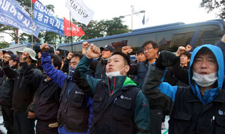현대차 비정규직 고공농성 200일…양재동 본사 앞 결의대회