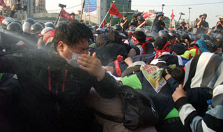 “현대차 지키는 경찰”…27명 연행, 50여 명 부상