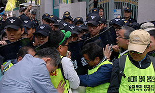 공무원 해고자 안행부 농성, 경찰 막아 천막도 없이…