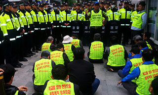 노숙농성 공무원 해고자 또 연행, 갈등 확산
