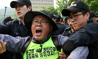 공무원노조, 고용노동부 장관 면담 요구하다 40여명 연행
