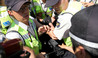 중구청, 쌍용차 대한문 분향소 재철거…“쓰레기 치워라”