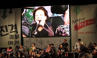 농성1주년 밤, 광장을 가득 메우다