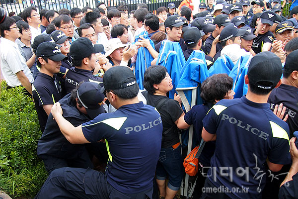 학교비정규직 사망 농성 돌입…경찰과 충돌