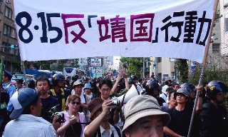 일본 우익 위협 속, “야스쿠니 필요없다” 반대 시위