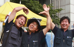 재능교육노조 종탑농성 200일 앞두고, 아픈 동료에 눈물