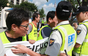공무원노조, 국무회의 참가 장관 차량 앞 현수막 시위