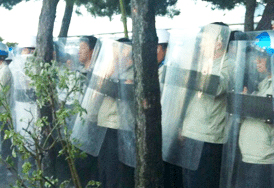 “우릴 용역깡패로 불러요. 우리도 비정규직인데”