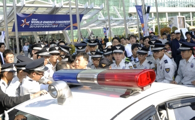 에너지총회 공권력 남용? 경찰, 미란다 원칙 고지 없이 시민 연행