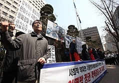 법원 “옷 입었으면 남자 경찰이 여자화장실 열어도 성희롱 아냐”