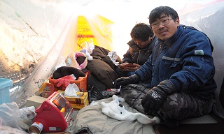 맨땅 맨몸으로 싸우는 거친 손 잡으러 갑시다
