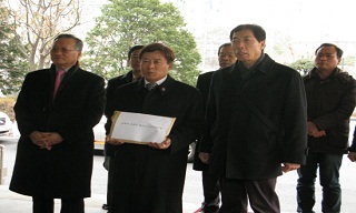 \”교학사 교과서 배포 금지해 달라\”