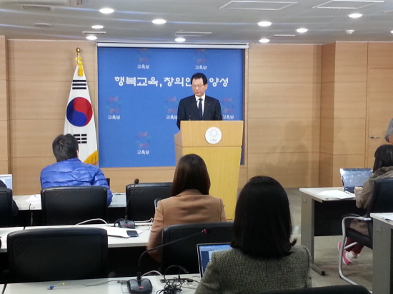 ‘검정 무력화’ 교육부, 국정 전환도 내비쳐
