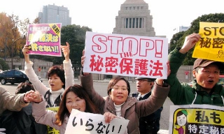 日 6천명, 비밀보호법 반대 국회 포위
