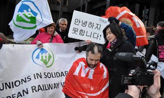 그리스 노동자, “한국 철도노동자 지지”…영국, 철도노조 지지 삭발