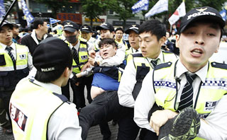 ‘세월호’ 추모 ‘침묵행진’에 경찰 난입, ‘추모’도 못하는 사회