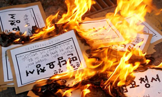 복지부 장관 집 앞 ‘면담요청서’ 불태우며 항의