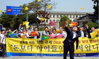 조희연 진보교육감 후보, ‘규제완화’에 망치