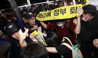 3만 촛불 행진, 민주노총 청와대 진출 시도…30명 연행