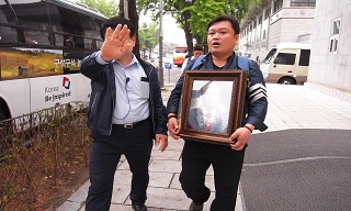 밀양 유족, “장례라도 치르게 해 달라” 청와대 면담 요구