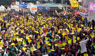 6.13 노점상대회…노동자, 농민 등도 결합 1만 ‘시국대회’