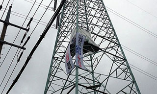 건설노조 조합원, 송전탑 고공농성 돌입