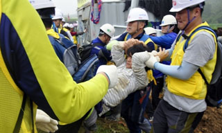 경찰 500명 투입해 주민 고착, 공사 진행