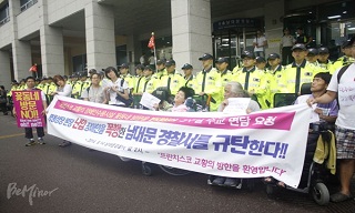 ‘민주화의 성지’ 명동성당? 경찰이 장애인 폭행한 곳