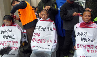 열 받은 공무원 ‘집단삭발’, “총파업 포함해 정권퇴진 투쟁까지”