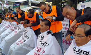 공무원 150여 명, 새누리당사 앞 ‘집단삭발’…전면투쟁 선포