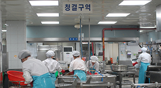 [사회진보연대의 주간지 사회화와 노동] 골병드는 학교급식 노동자