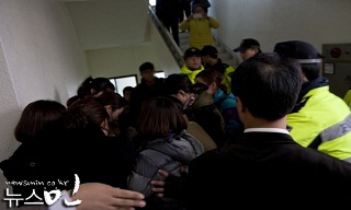 군사작전 방불케한 정홍원 총리 영덕 방문…반대 주민 고착