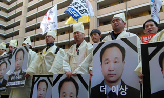 ‘경비원 사망’ 신현대아파트, 경비 청소노동자 106명 전원 해고