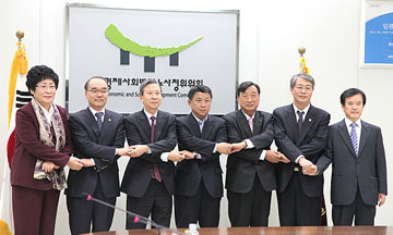 노동계는 왜 노사정위를 불신할까?…17년간의 흑역사
