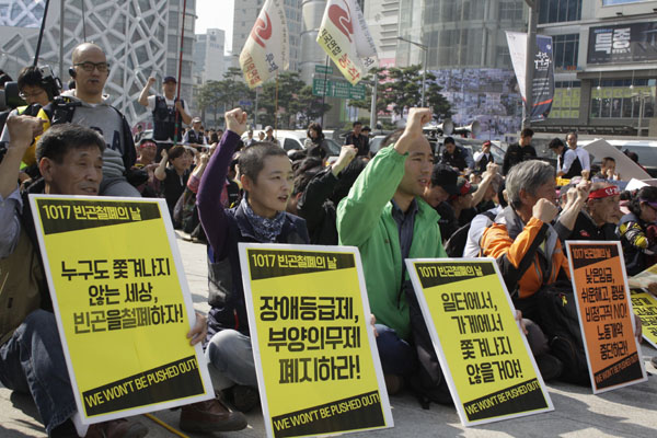 \’자본가 정권\’ 향한 외침, \”쫓겨나지 않을 거야\”