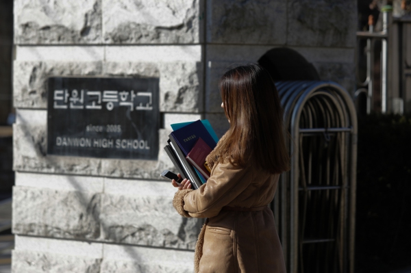 단원고 세월호 생존학생 졸업…추모식 열려
