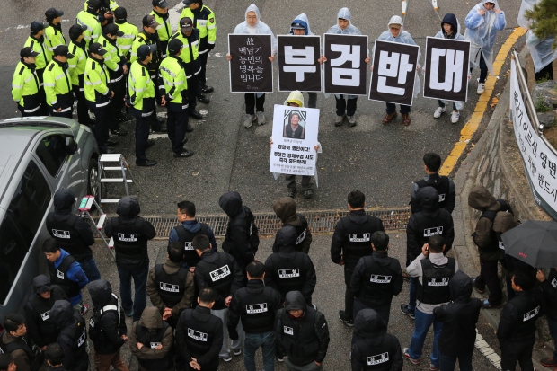 경찰, 백남기 부검영장 집행 시도…투쟁본부, 장례식장 문 봉쇄