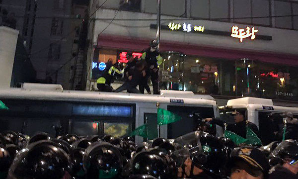 시민, 학생 1만여 명 경찰과 대치, “박근혜 퇴진하라”