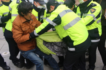 대통령 담화 직후 경찰, 문화예술인 강제 진압