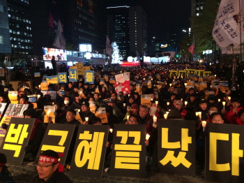 박근혜 퇴진 촛불 10일 차…“정치권 당리당략 그만하라”